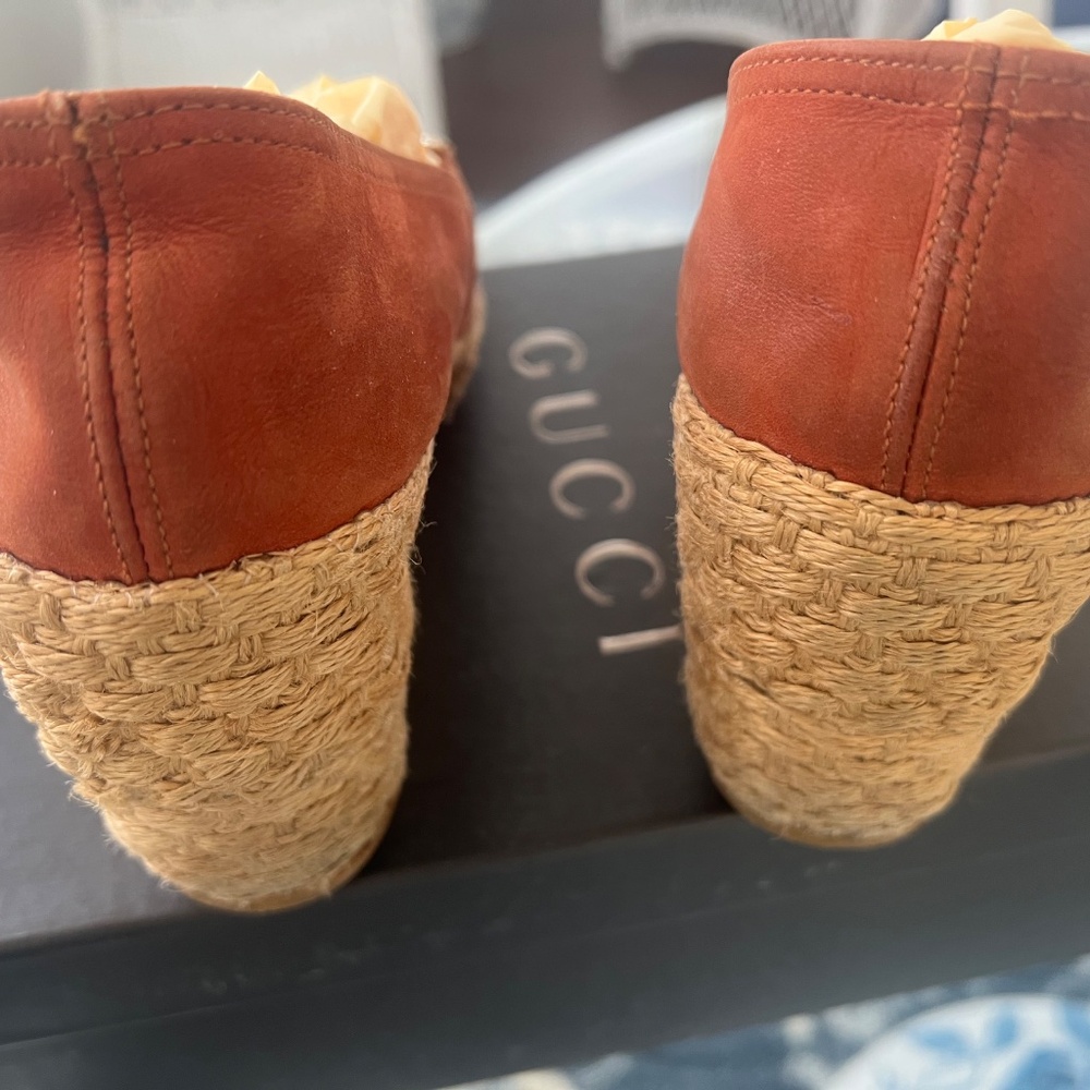 Gucci Vintage Wedge Rusty Color Suede with gold link Gucci symbol. - Picture 2 of 7